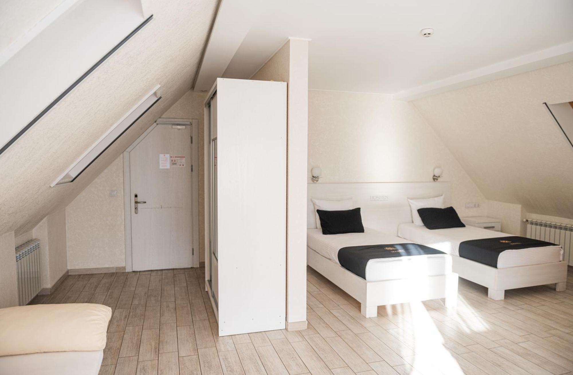 Hoshen Hotel Uman Bagian luar foto
